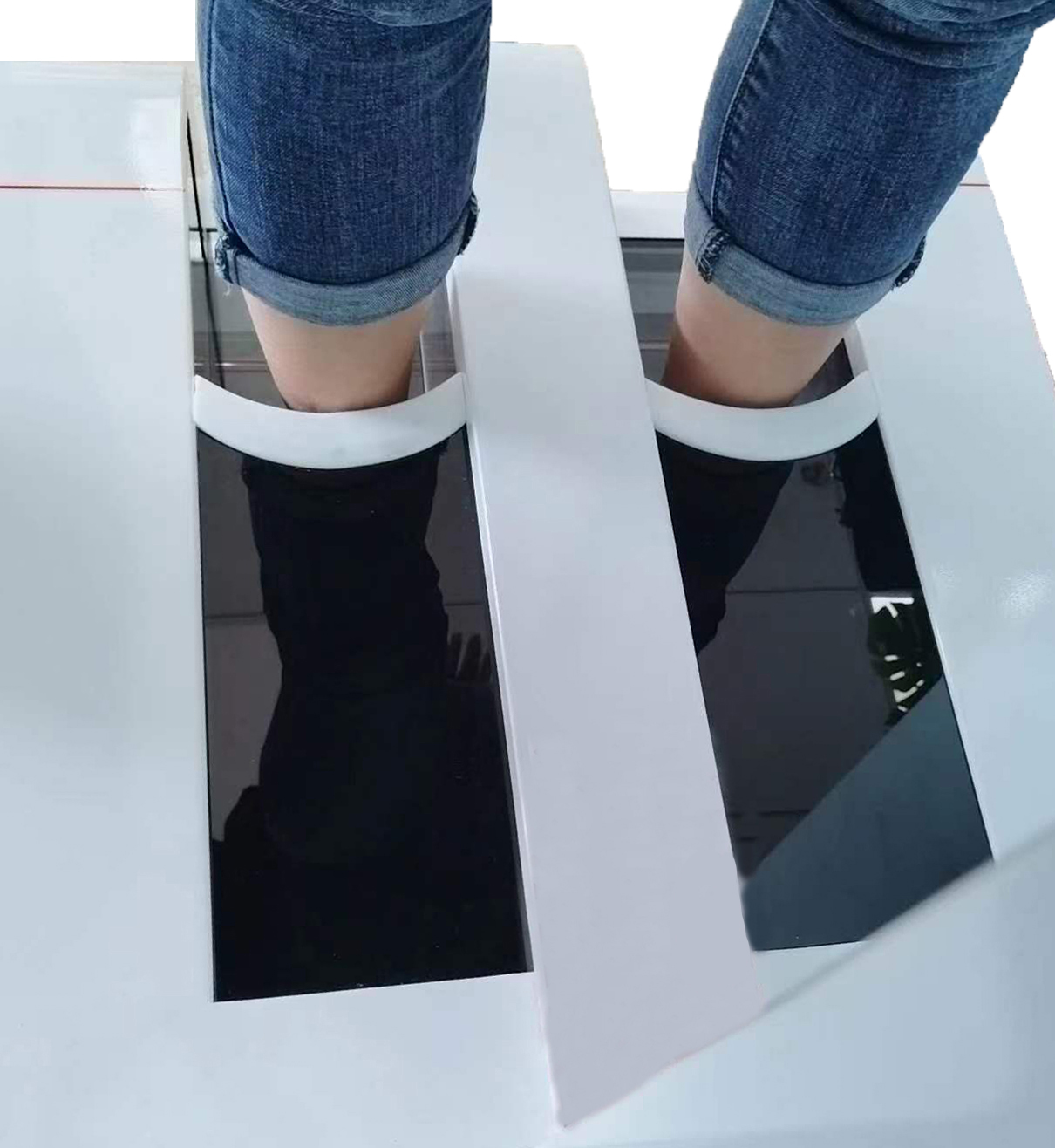 三維足部掃描儀可以在醫療領域中的多個方面進行應用，  以下介紹幾種常見的應用：  1. 足部疾病診斷和治療。三維足部掃描儀可以通過掃描足部并生成高精度的三維模型，幫助醫生全面了解患者的足部狀況，并進行